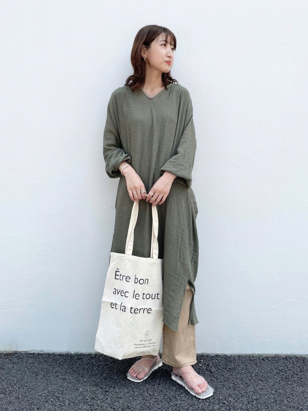 グリーン系のワンピース/ドレス、その他のエコバッグ/サブバッグ、ベージュ系のデニムパンツを着用したレディースの夏コーディネートの1枚目の写真