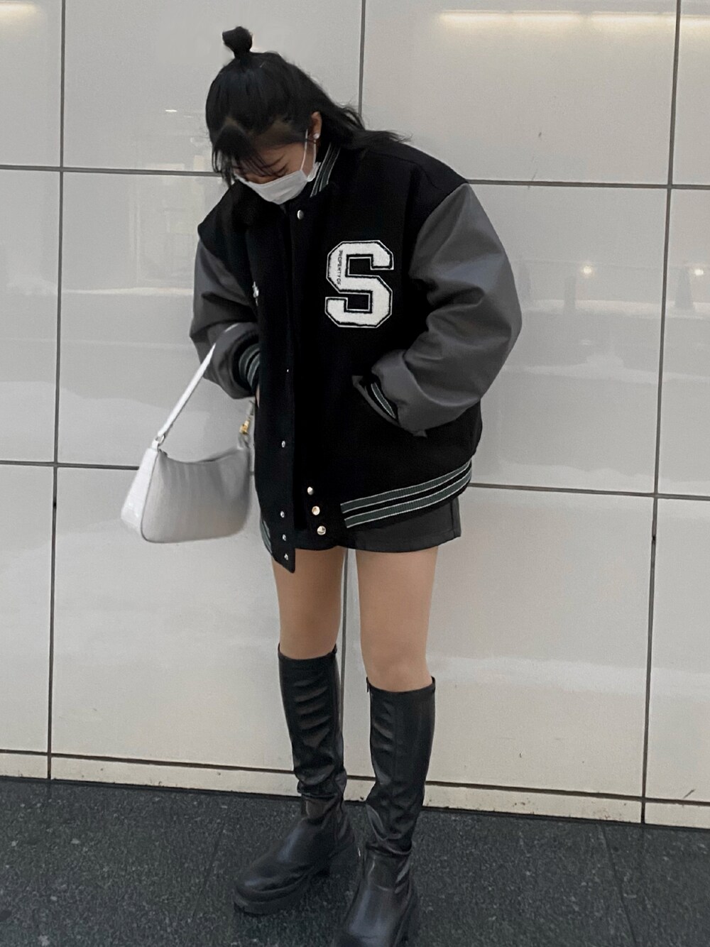 「冬コーデ、低身長コーデ、fashion、ootd、メンズライク、スタジャン、ロングブーツ、ブラックコーデ、お洒落さんとつながりたい」｜「GRLのハイウエストレザーショートパンツ（その他パンツ、ブラック系）」を使った、musubu366さん（レディース・155cm）の冬コーディネートの1枚目の写真
