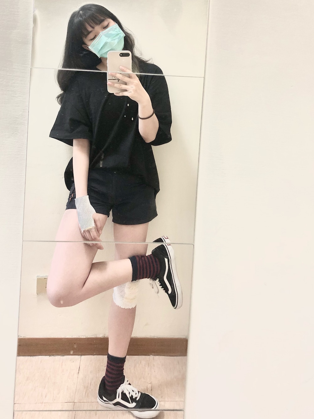 「VANSのアイテム（その他シューズ、ブラック系）」を使った、カズナさん（レディース・160cm）の春コーディネートの1枚目の写真