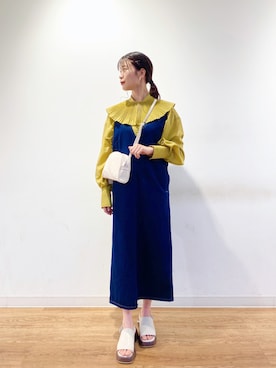 「襟付きトップス」｜「アイテム（ジャンパースカート）」を使った、コトさん（レディース・160cm）の春コーディネート