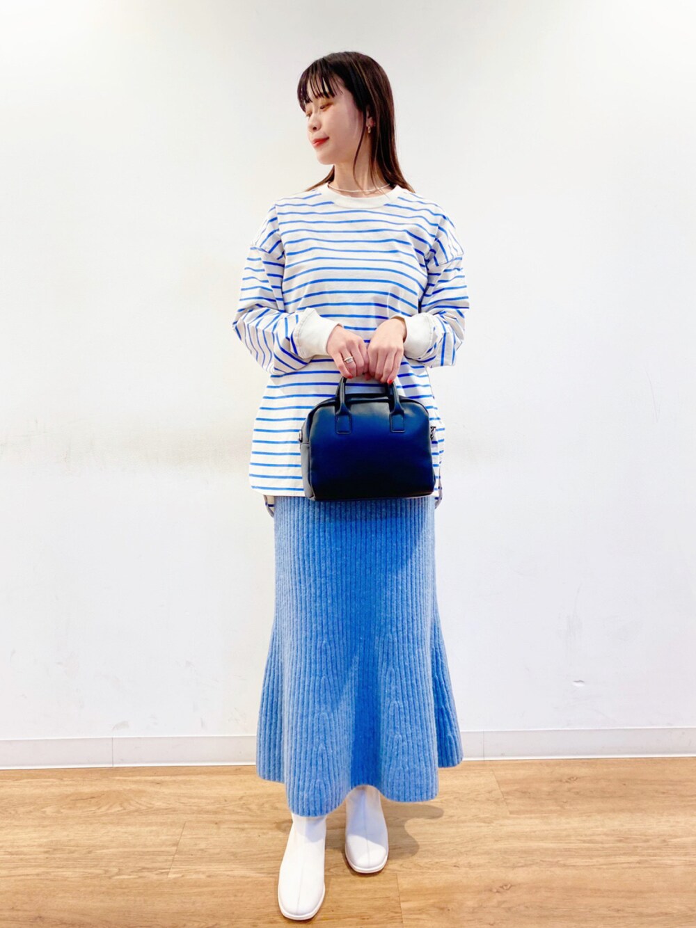 ブルー系のTシャツ/カットソー、ブラック系のボストンバッグ、ホワイト系のその他シューズを着用したレディースの冬コーディネートの1枚目の写真