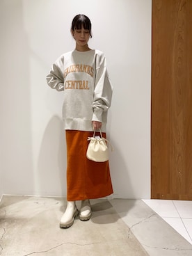 「ベロアスカート」｜「アイテム（スウェット）」を使った、コトさん（レディース・160cm）の秋コーディネート