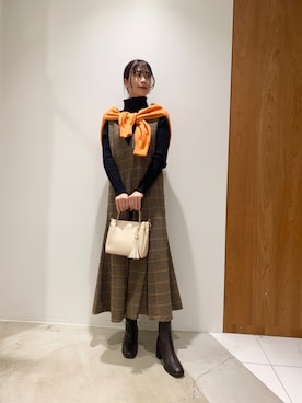 「RODE SKO」｜「アイテム（ジャンパースカート）」を使った、コトさん（レディース・160cm）の秋コーディネート