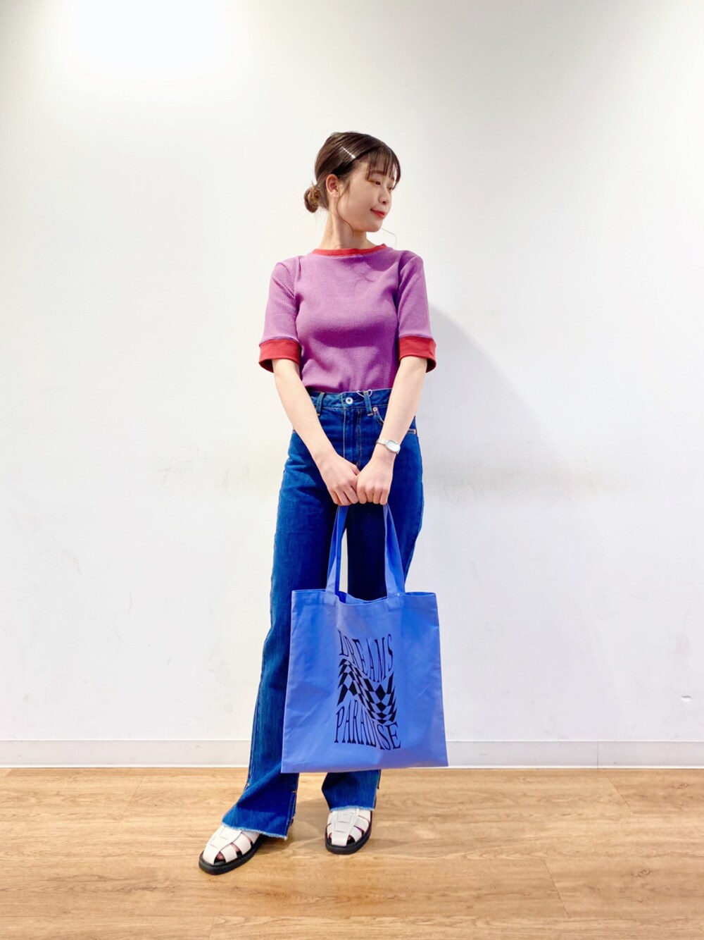 ホワイト系のサンダル、パープル系のTシャツ/カットソー、ブルー系のデニムパンツを着用したレディースの春コーディネートの1枚目の写真