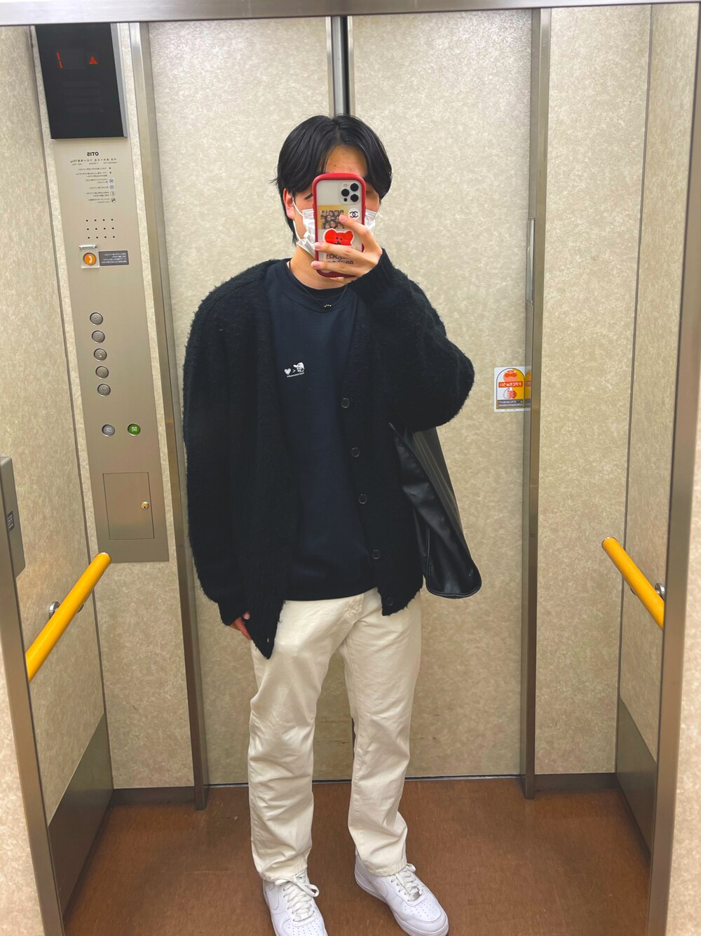 ホワイト系のスニーカー、ホワイト系のデニムパンツ、ブラック系のカーディガン/ボレロを着用したメンズの春コーディネートの1枚目の写真