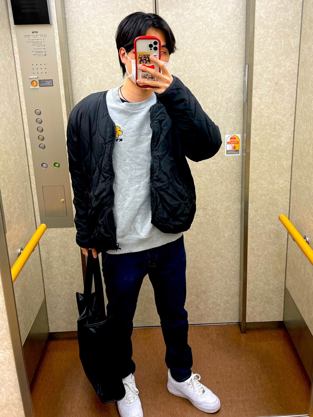 ホワイト系のスニーカー、ブラック系のデニムパンツ、グレー系のスウェットを着用したメンズの春コーディネートの1枚目の写真