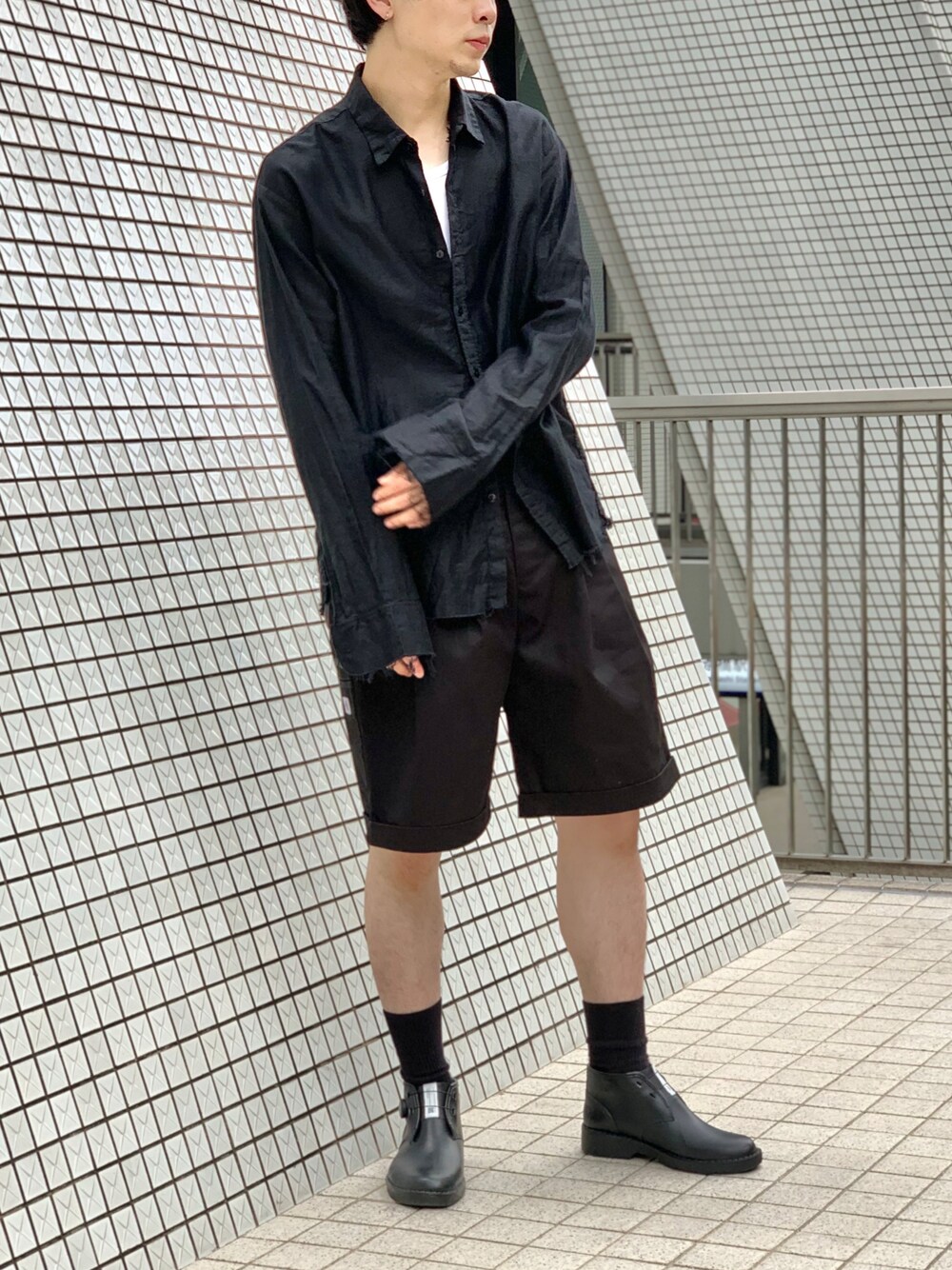 「大人コーデ、夏、おしゃれさんと繋がりたい、オトナカジュアル、初夏コーデ、ショートパンツ、革靴、ハーフパンツ、ワントーンコーデ、gardenosaka」｜「SHINYAKOZUKAのSHINYA KOZUKA /シンヤ コヅカ/SLIGHT BAGGY SHORTS WITH DICKIES（その他パンツ、ブラック系）」を使った、シュートさん（メンズ・181cm）の夏コーディネートの1枚目の写真