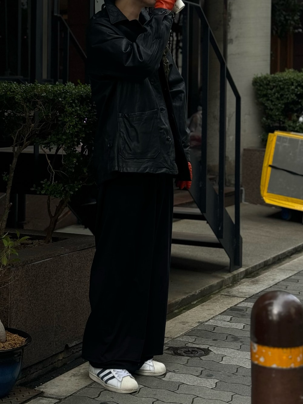 「gardenosaka、GARDEN TOKYO、冬コーデ、ロングコート、大人コーデ、クリスマスコーデ、冬、クリスマスに着たい服、モノトーンコーデ、シンプルコーデ、冬のコーデ、おしゃれさんと繋がりたい、ラフ」｜「ToironierのToironier/トワロニエ/2tuck Sweat Pants（スウェットパンツ、グレー系）」を使った、シュートさん（メンズ・181cm）の冬コーディネートの1枚目の写真