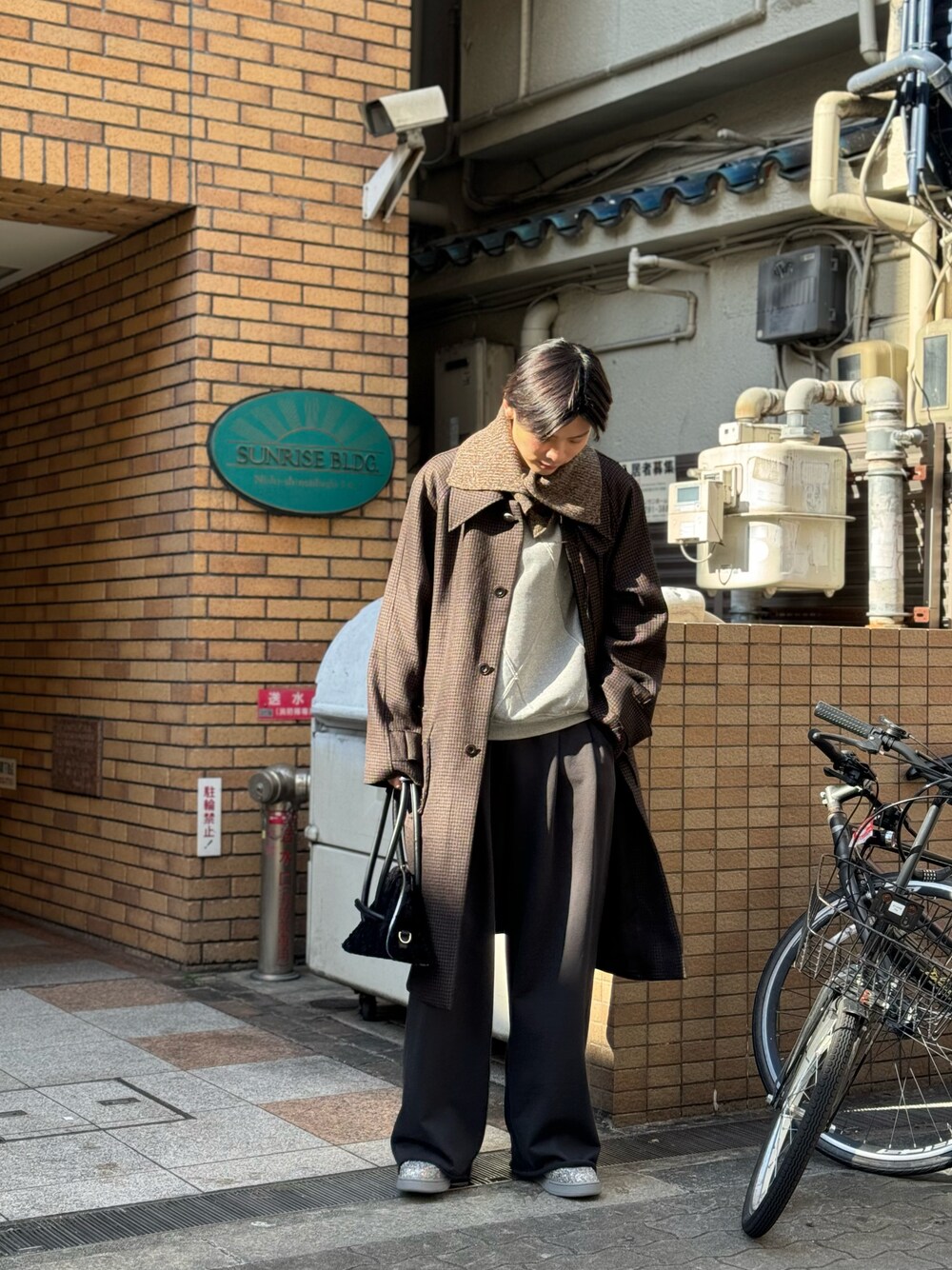 「GARDEN TOKYO、gardenosaka、冬コーデ、ロングコート、マイベストコーデ2024、カジュアルコーデ、メンズコーデ、オトナカジュアル、シンプルスタイル、ファッションを楽しもう、ファッションの力を信じよう、おでかけコーデ」｜「ToironierのToironier/トワロニエ/2tuck Sweat Pants（スウェットパンツ、グレー系）」を使った、シュートさん（メンズ・181cm）の冬コーディネートの1枚目の写真