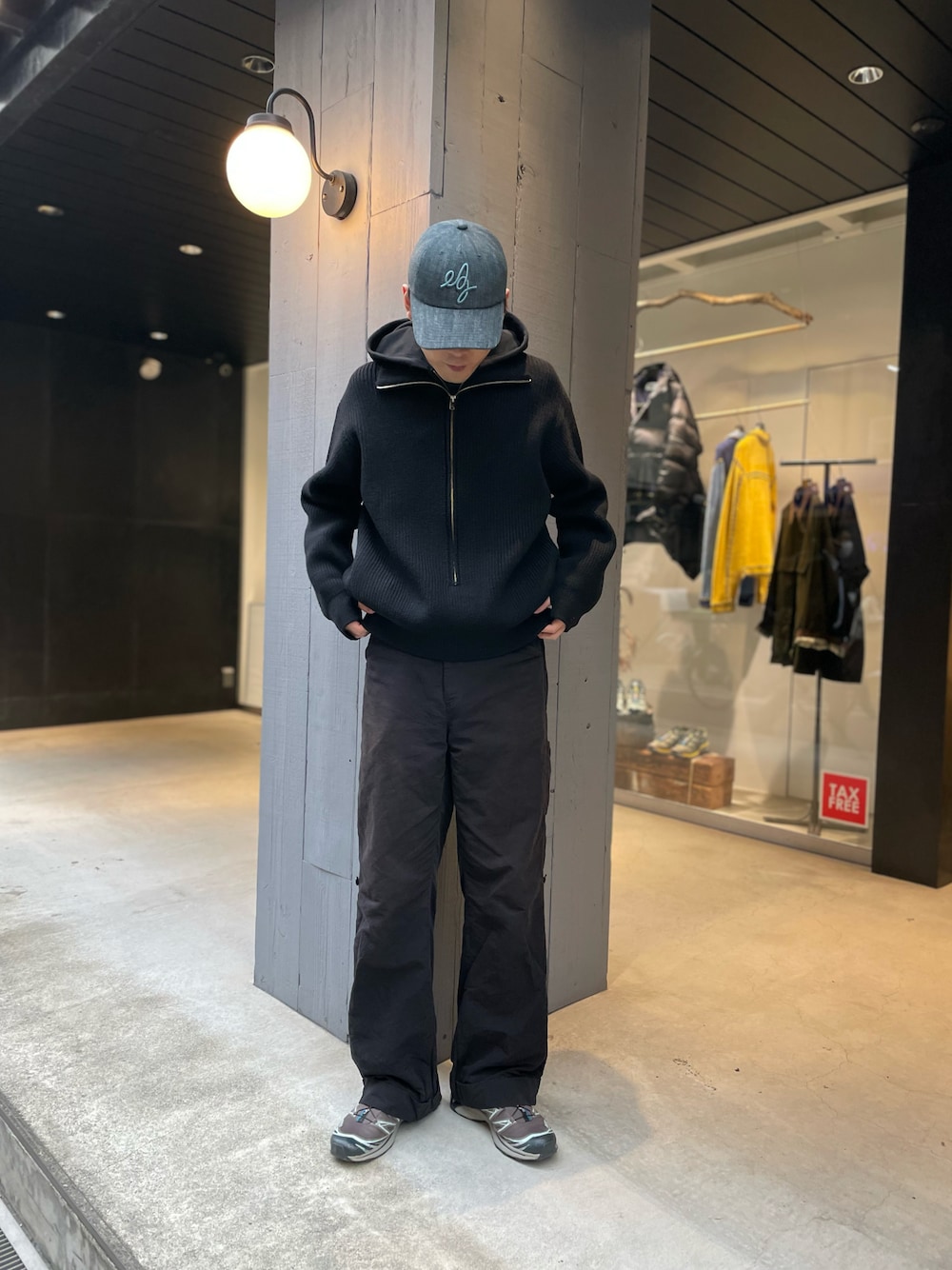 「gardenosaka、GARDEN TOKYO、ニット、秋冬コーデ、キャップ、おしゃ見えテクニック、日常に魔法を、秋冬、シャツスタイル、かっこいい系」｜「ToironierのToironier/トワロニエ/COAT（ステンカラーコート、ブラック系）」を使った、シュートさん（メンズ・181cm）の秋コーディネートの1枚目の写真