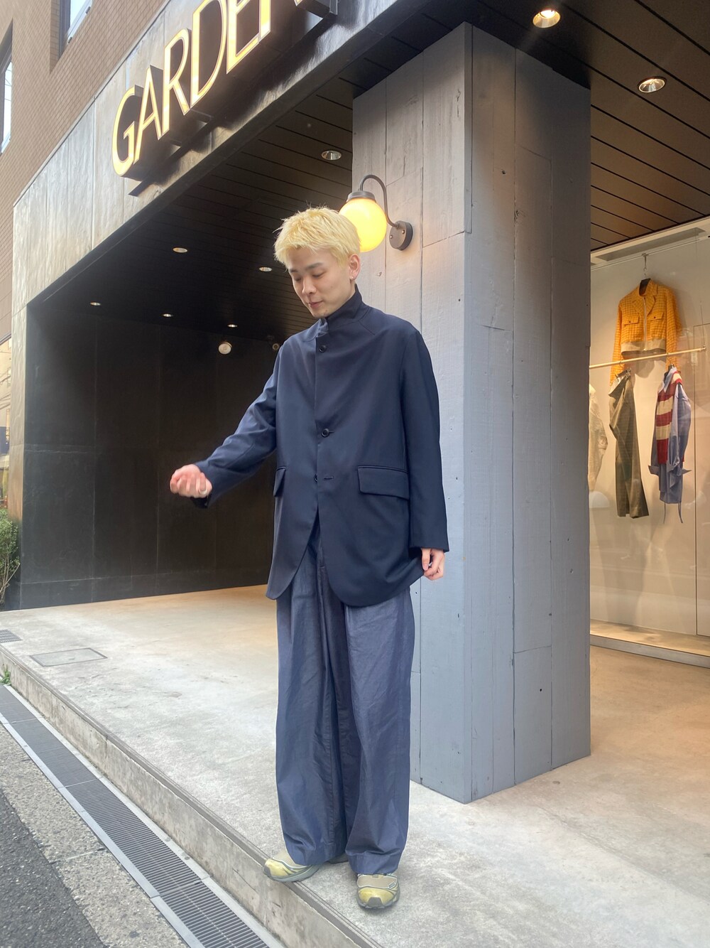 「gardenosaka、カジュアルコーデ、休日スタイル、大人カジュアル、お洒落さんとつながりたい、スニーカーコーデ、春コーデ、春夏コーデ」｜「URUのURU　WOOL TROPICAL - 3B JACKET（その他アウター、ブルー系）」を使った、シュートさん（メンズ・181cm）の春コーディネートの1枚目の写真