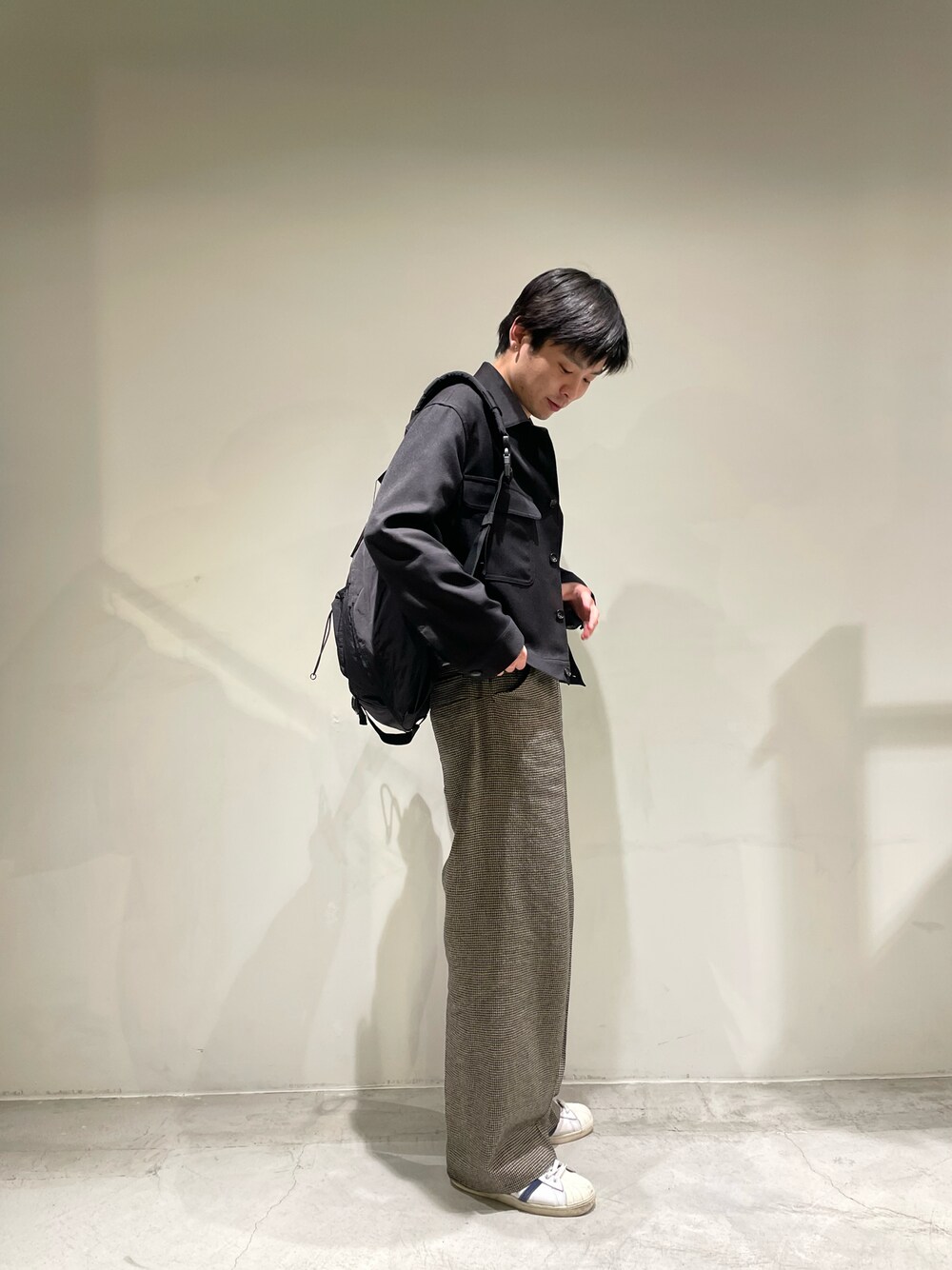 「GARDEN TOKYO、gardenosaka、ゆるコーデ、カジュアルコーデ、ワイドパンツ、初春コーデ、おしゃれさんと繋がりたい、ブラック、冬のコーデ、チェックパンツ、ストリートMIX、ootd」｜「GARDEN TOKYOのPACKING/パッキング/PACKINGｘGARDEN/ワンショルダーバッグSP（ショルダーバッグ、ブラック系）」を使った、シュートさん（メンズ・181cm）の冬コーディネートの1枚目の写真