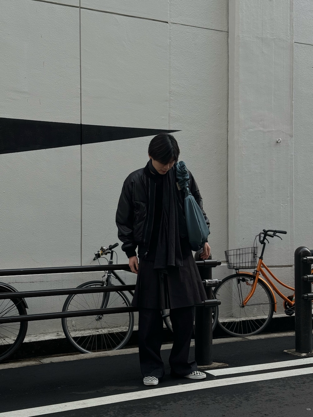 「GARDEN TOKYO、gardenosaka、真冬のあったかスタイル、マフラーぐるぐる、休日スタイル、メンズファッション、最近のいい感じコーデ、スニーカーコーデ、シンプルコーデ、ootd、冬、シンプルカジュアル」｜「GARDEN TOKYOのABELIA EDOWARD GOUCHA/アベリア エドワード ゴーチャ/LIBERTY JEANS Rainbow Dennim（デニムパンツ、その他）」を使った、シュートさん（メンズ・181cm）の冬コーディネートの1枚目の写真