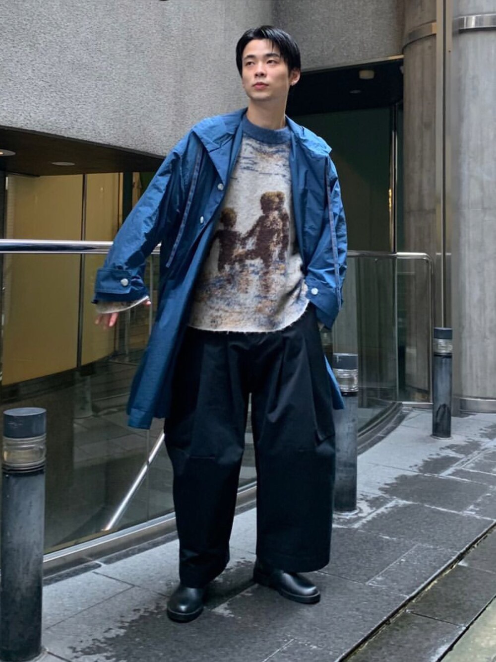 「カジュアルコーデ、休日コーデ、大人コーデ、おしゃれさんと繋がりたい、プチプラコーデ、gardenosaka、秋のコーデ、ブルー」｜「SHINYAKOZUKAのSHINYA KOZUKA /シンヤ コヅカ/TITAN RAINCOAT FOR WARE-MO-KOU/吾亦紅別注レインコート（その他アウター、グリーン系）」を使った、シュートさん（メンズ・181cm）の夏コーディネートの1枚目の写真