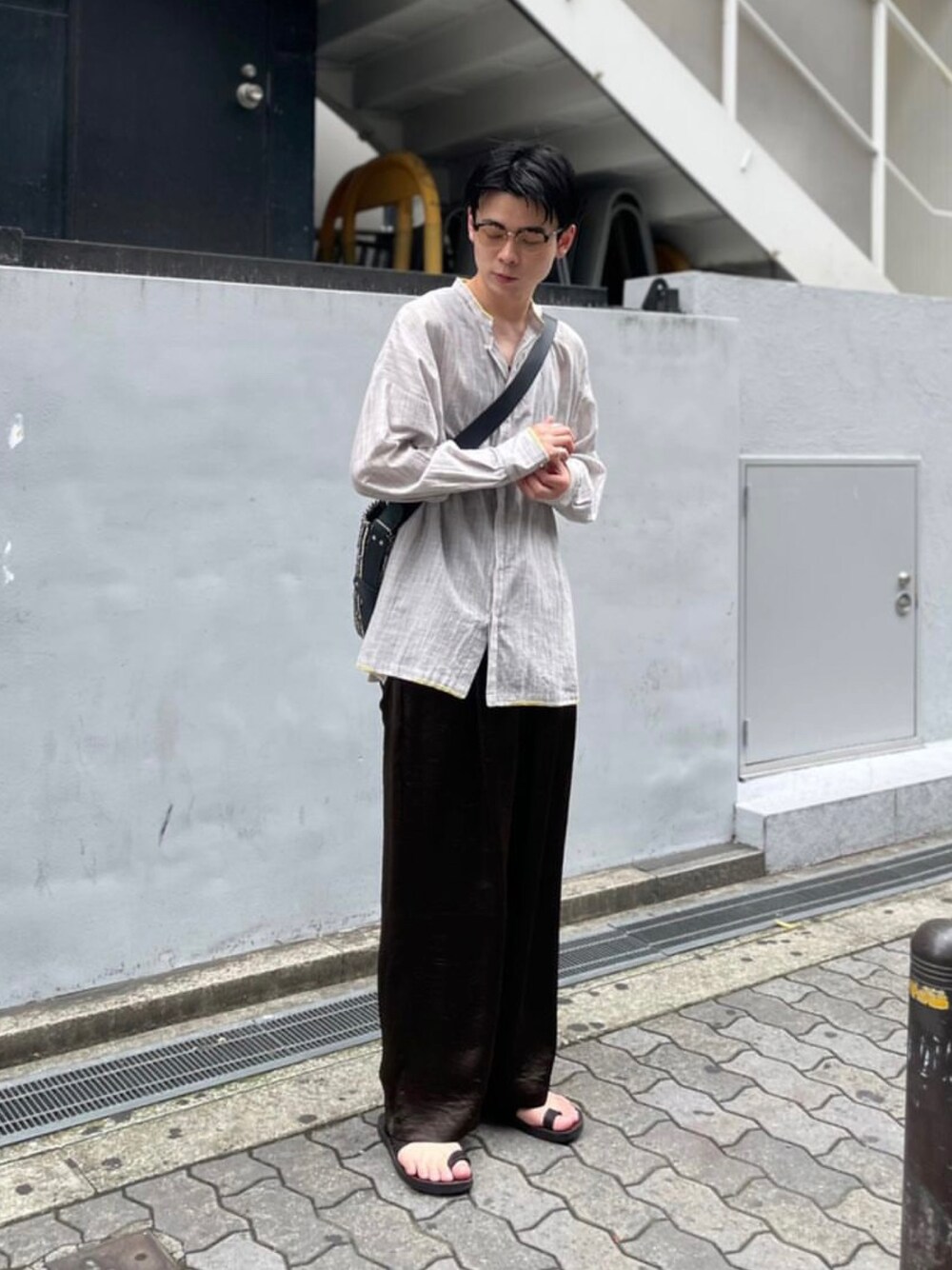 「gardenosaka、夏コーデ、シンプル、休日スタイル、リラックススタイル、大人カジュアル、夏服、サンダル、おしゃれさんと繋がりたい、ゆるコーデ、ootd、メンズコーデ、ラフコーデ、夏、初夏コーデ」｜「ToironierのToironier/トワロニエ/Satin Pants/サテンパンツ（その他パンツ、ブラウン系）」を使った、シュートさん（メンズ・181cm）の夏コーディネートの1枚目の写真