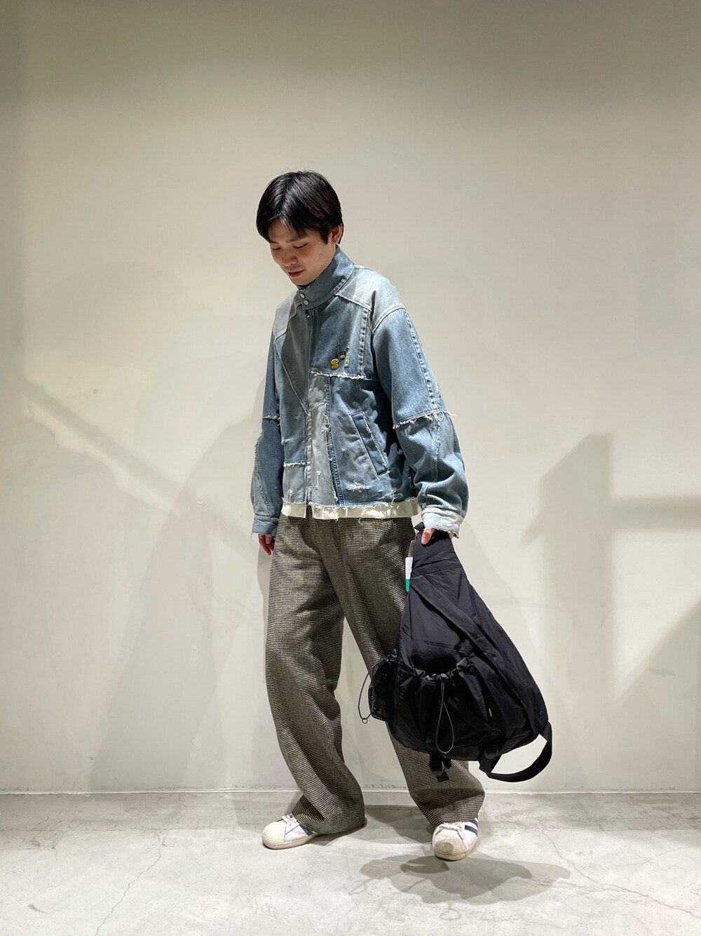 「GARDEN TOKYO、gardenosaka、ニットワンピース、ゆるコーデ、カジュアルコーデ、ワイドパンツ、初春コーデ、おしゃれさんと繋がりたい、ラクチンコーデ、スニーカー、冬のコーデ、ストリートMIX」｜「GARDEN TOKYOのPACKING/パッキング/PACKINGｘGARDEN/ワンショルダーバッグSP（ショルダーバッグ、ブラック系）」を使った、シュートさん（メンズ・181cm）の冬コーディネートの1枚目の写真