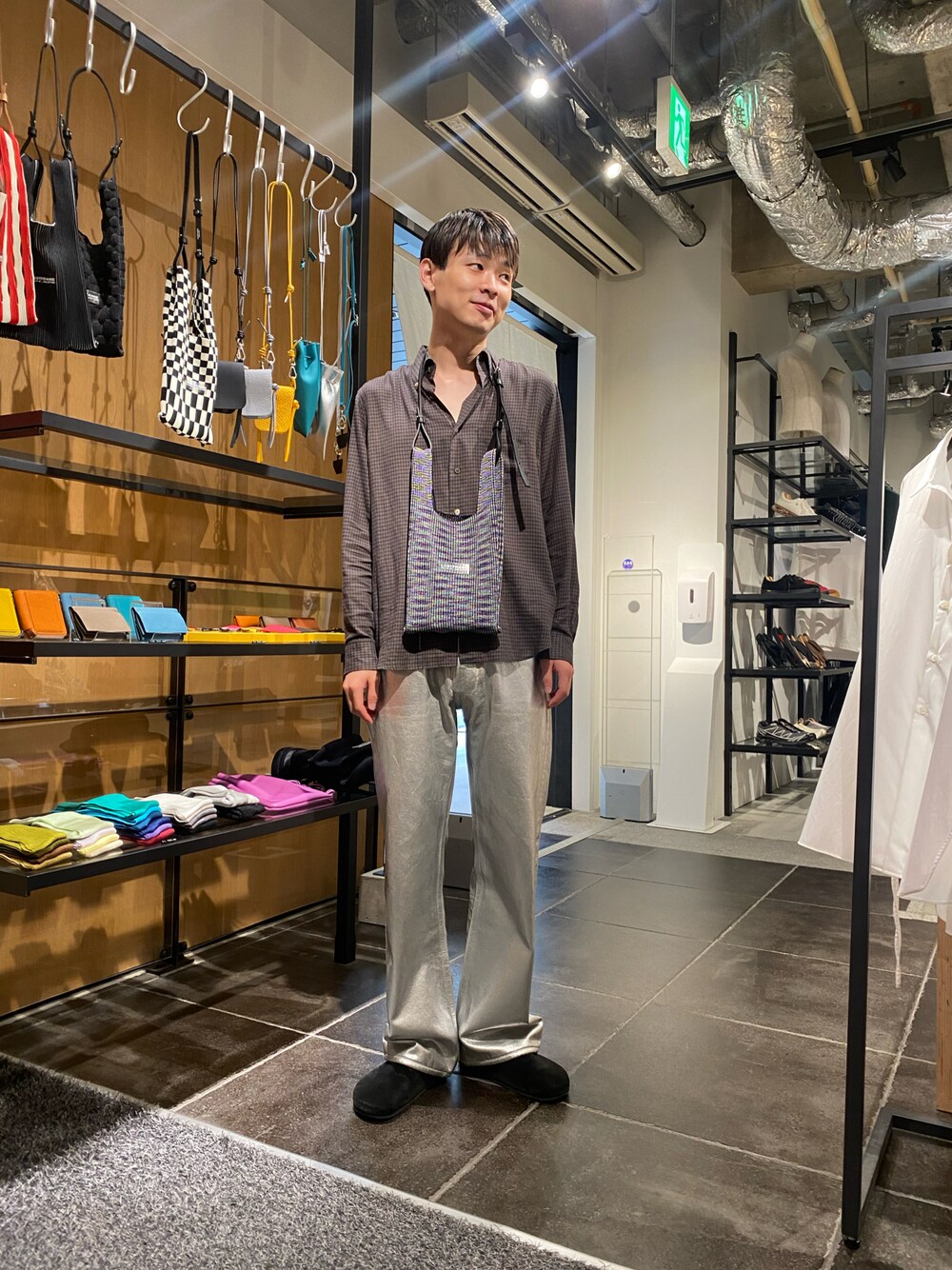 「gardenosaka、休日スタイル、秋のコーデ、今日のコーデ、おしゃれさんと繋がりたい、ラフコーデ、きれいめカジュアル、メンズファッション、サンダル」｜「LASTFRAMEのLASTFRAME COLOR METALLIC MARKET BAG SMALL（ショルダーバッグ、その他）」を使った、シュートさん（メンズ・181cm）の秋コーディネートの1枚目の写真