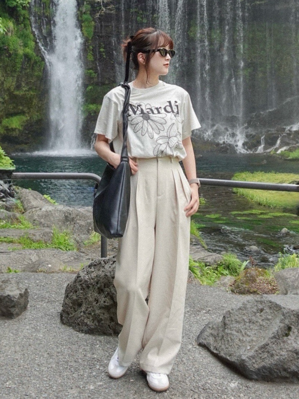 「サングラス、ワイドパンツ、大人女子、カジュアルスタイル、夏ファッション、オトナカワイイ、キレイめ、夏コーデ」｜「Mardi MercrediのTSHIRT TRIPLE FLOWER（Tシャツ/カットソー、ベージュ系）」を使った、あちょりさん（骨格ナチュラル・レディース・163cm）の春コーディネートの1枚目の写真