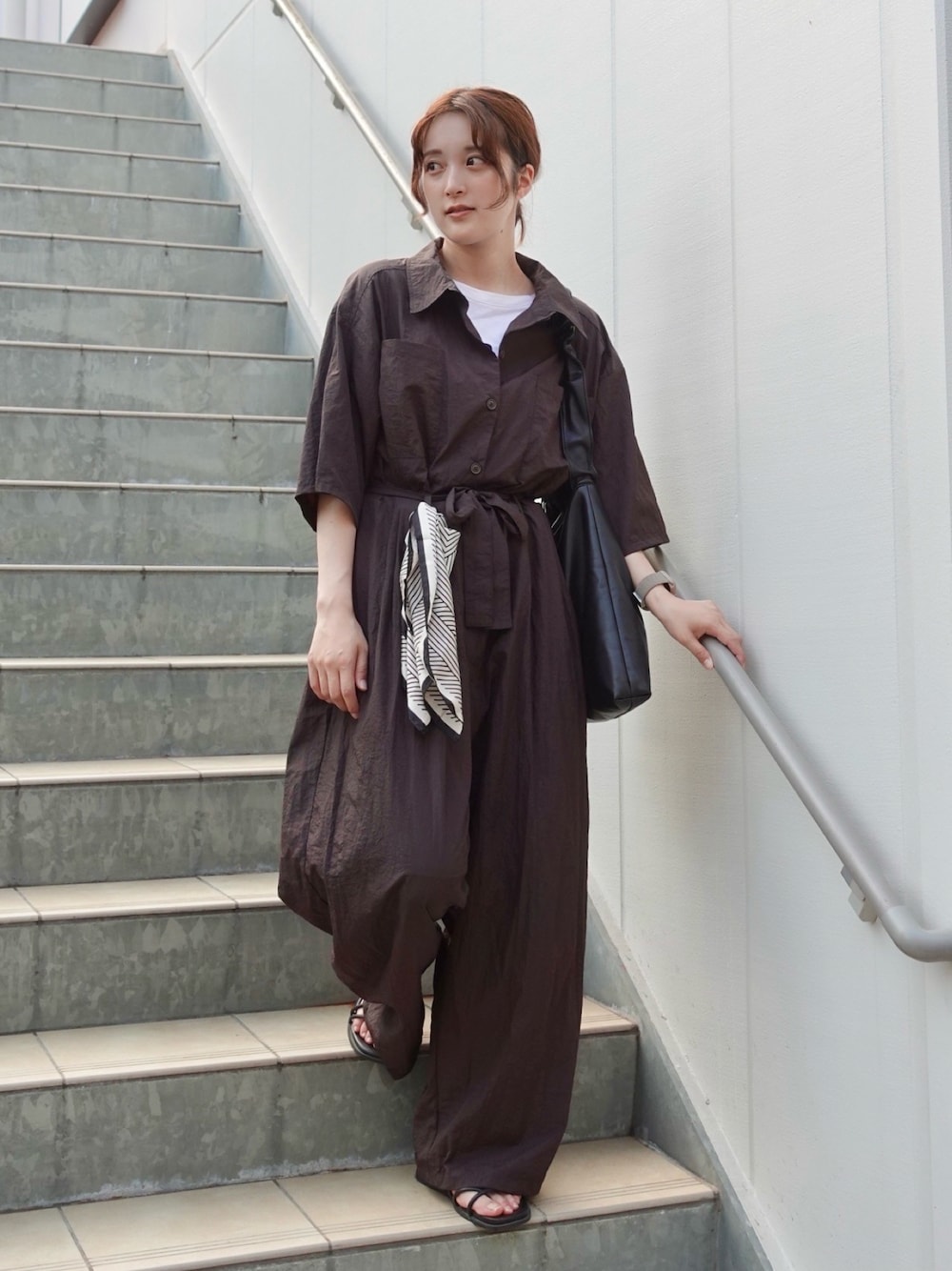 ブラウン系のつなぎ/オールインワン、ホワイト系のTシャツ/カットソー、ブラック系のサンダルを着用したレディースの夏コーディネートの1枚目の写真
