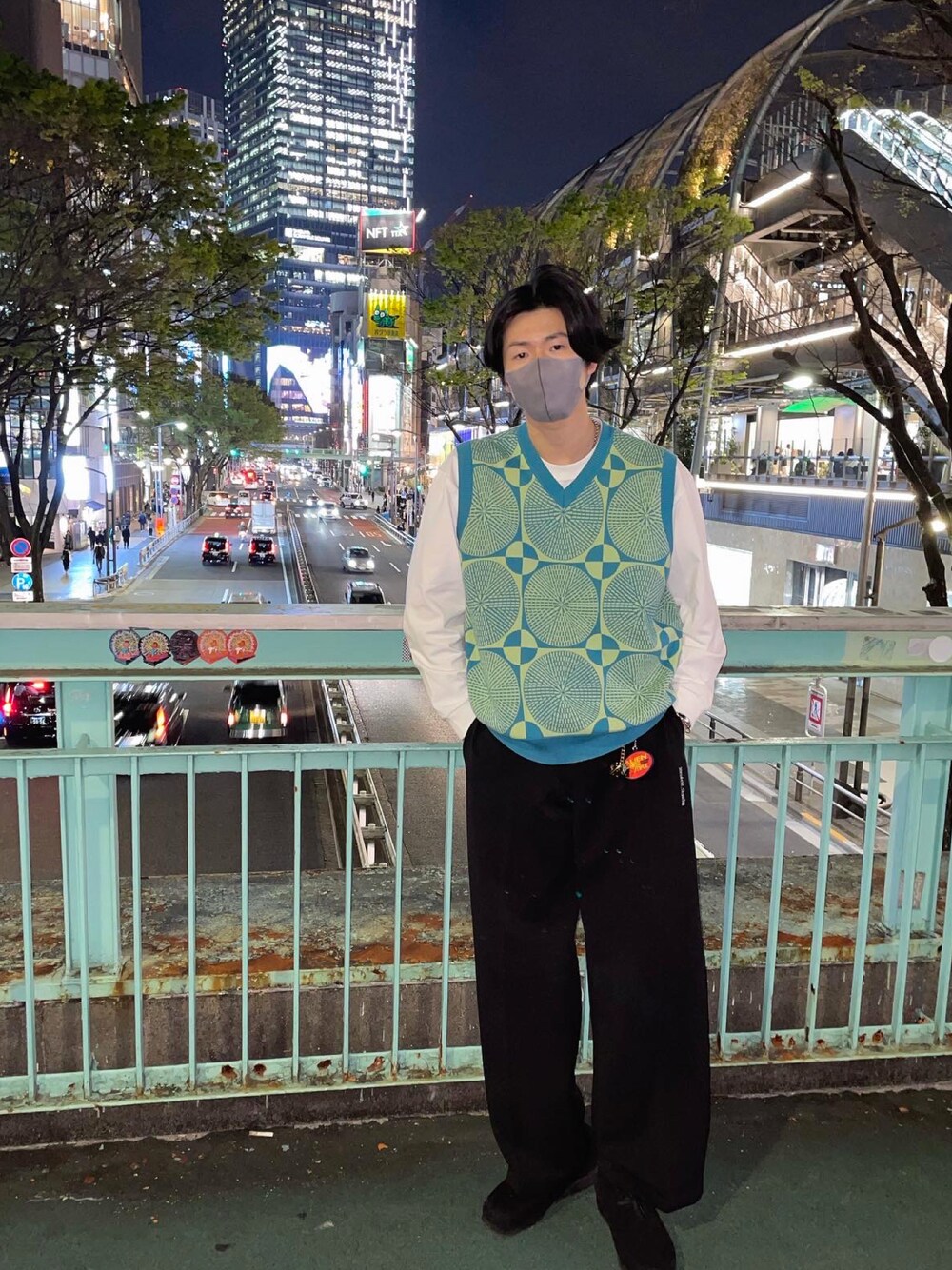 「春服、お洒落さんとつながりたい、ベスト、大学生、今日のコーデ、ロンT、春ニット、ストリート、ファッションの力を信じよう、コーディネート、ニット」｜「OBEYのアイテム（ベスト、ブルー系）」を使った、Shintaroさん（メンズ・175cm）の春コーディネートの1枚目の写真
