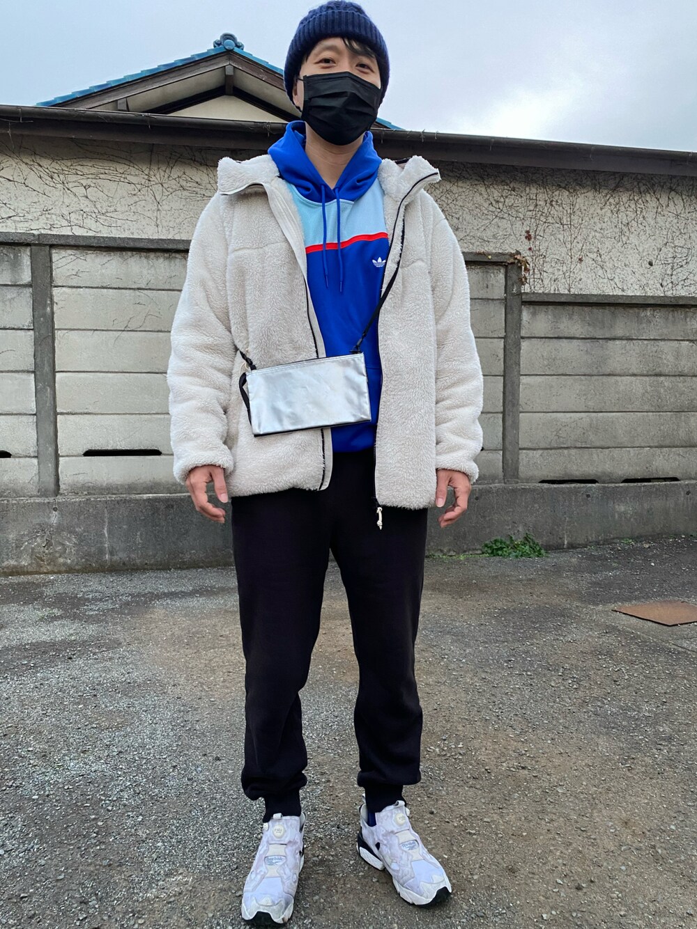 「休日スタイル、休日コーデ、休日、ホワイトコーデ、ロゴスウェット、ロゴパーカー、ニット帽、プチプラ、プチプラミックス、GU、UNIQLO、冬コーデ、スニーカー、スポーツミックス、スウェットパンツ」｜「adidasのオフセンター パーカー [OFF CENTER HOODIE] アディダスオリジナルス（パーカー、ブルー系）」を使った、agiさん（メンズ・178cm）の冬コーディネートの1枚目の写真