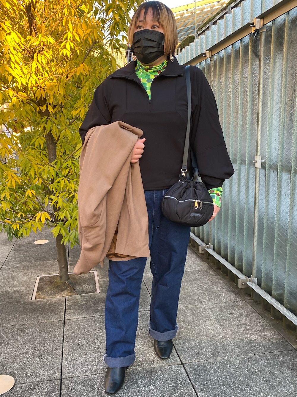 「デニム、デニムパンツ、ハーフジップ、私の推しブランド、レイヤードスタイル、シンプルコーデ、タートルネック、UNIQLO、ユニクロ、きれいめカジュアル、スクエアトゥ、ブーツ、ロングコート、ショルダーバッグ、ブラック」｜「NECESSARY or UNNECESSARYのNECESSARY or UNNECESSARY / PAINTER SPINDLE DENIM ペインタースピンドル デニム インディゴ（デニムパンツ、ブルー系）」を使った、agiさん（レディース・163cm）の冬コーディネートの1枚目の写真