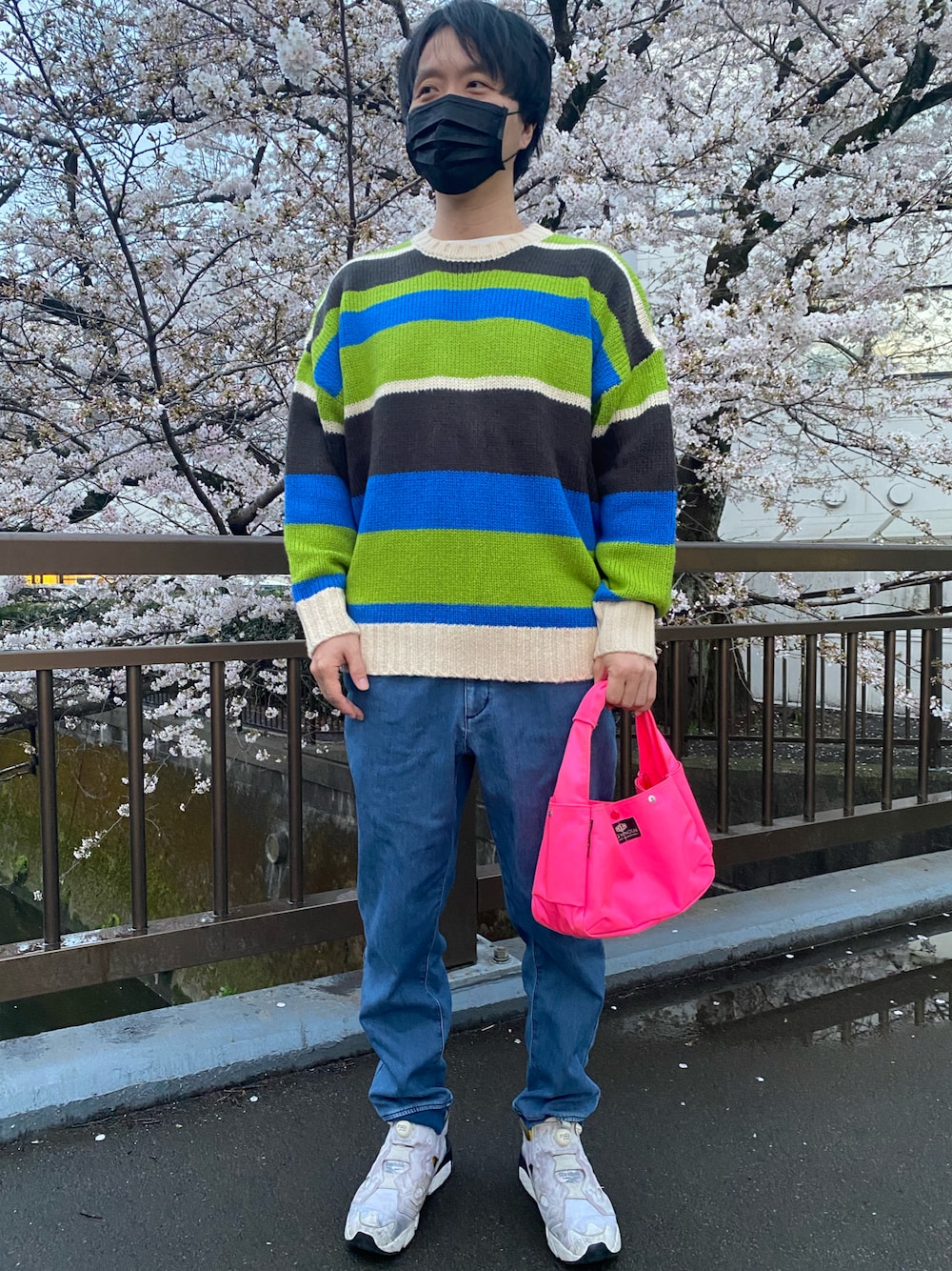 グリーン系のニット/セーターを着用したメンズの春コーディネートの1枚目の写真