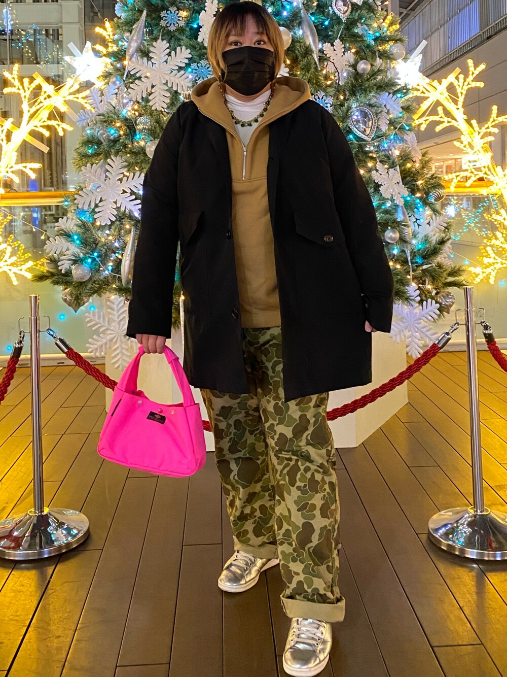 「レイヤードスタイル、ハーフジップ、パーカー、冬コーデ、カモフラ、カモフラパンツ、カモ柄、ミリタリー、スニーカー、adidas、アディダス、スタンスミス、ピンク、ハーフコート、きれいめカジュアル」｜「yuwのZIPUP PONCHO　239258（スウェット、ベージュ系）」を使った、agiさん（レディース・163cm）の冬コーディネートの1枚目の写真