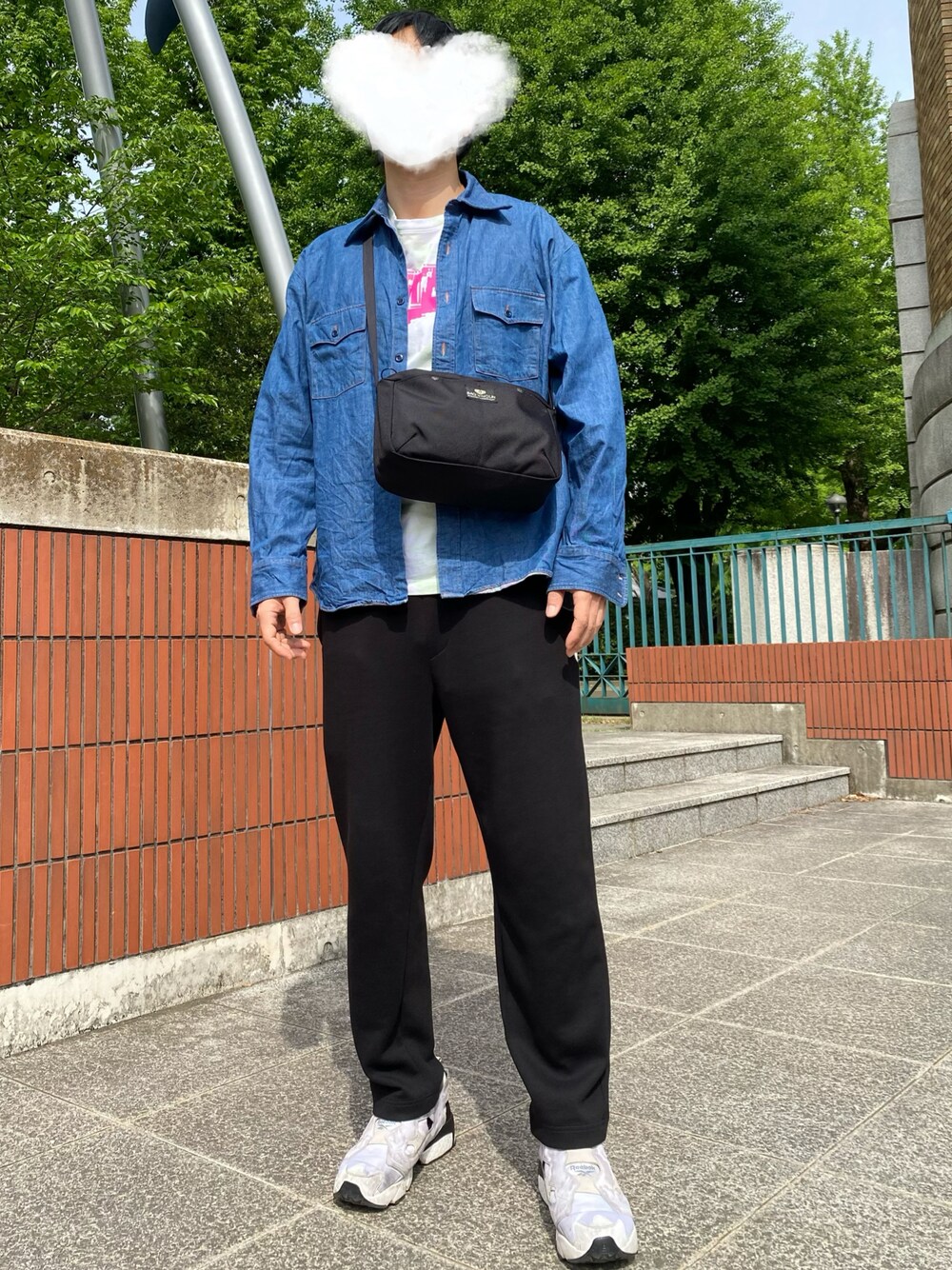 「ごきげんウィーク、春夏コーデ、初夏コーデ、初夏、お出かけコーデ、おでかけ、デニムシャツ、ナイキ、NIKE、タイダイ柄、グリーン、ブラック、スニーカー、スニーカーコーデ、シンプルコーデ」｜「GUのアイテム（スウェットパンツ、ブラック系）」を使った、agiさん（メンズ・178cm）の春コーディネートの1枚目の写真