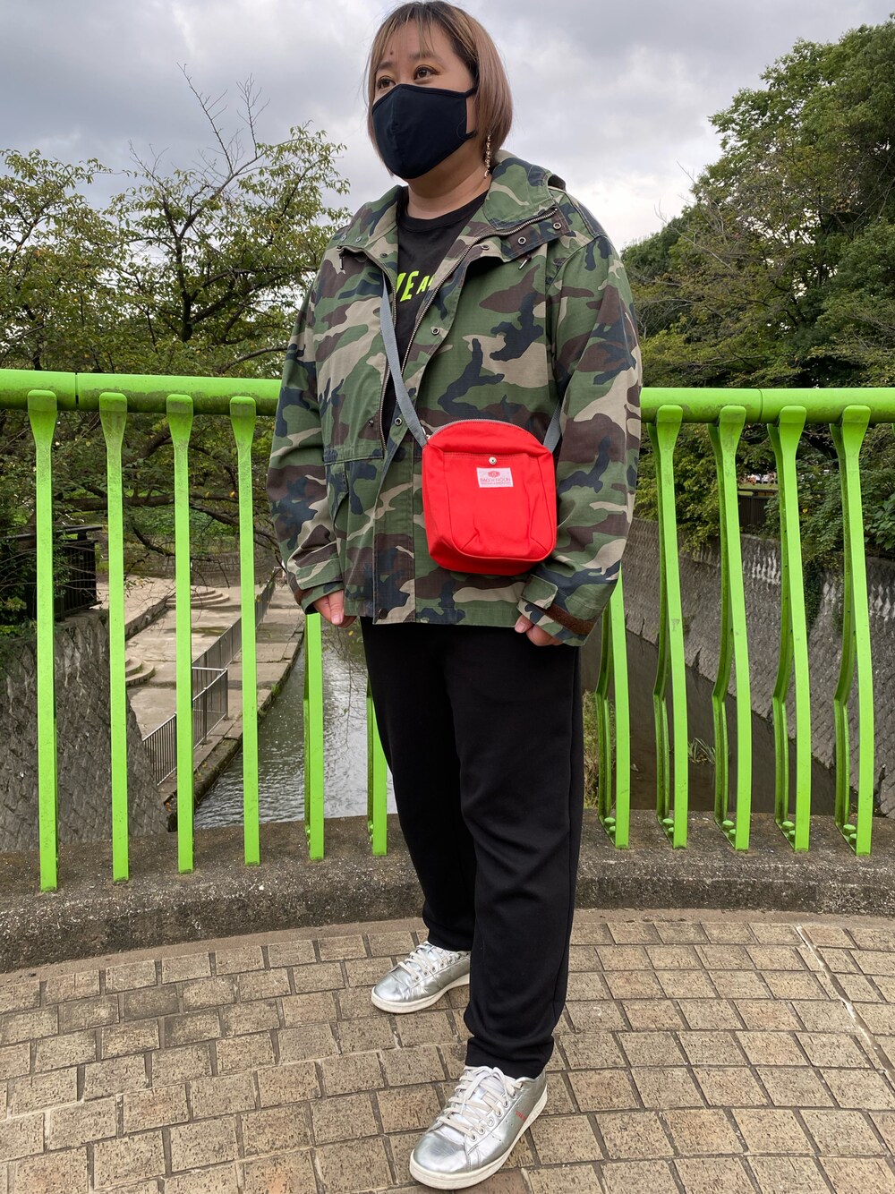 「ストリート、ストリートMIX、赤、ミニバッグ、ポシェット、カモ柄、カモフラージュ、迷彩、スニーカー、スタンスミス、adidas、アディダス、シルバー、スウェットパンツ、ミリタリージャケット」｜「GUのアイテム（ジャケット/アウター、グリーン系）」を使った、agiさん（レディース・163cm）の冬コーディネートの1枚目の写真