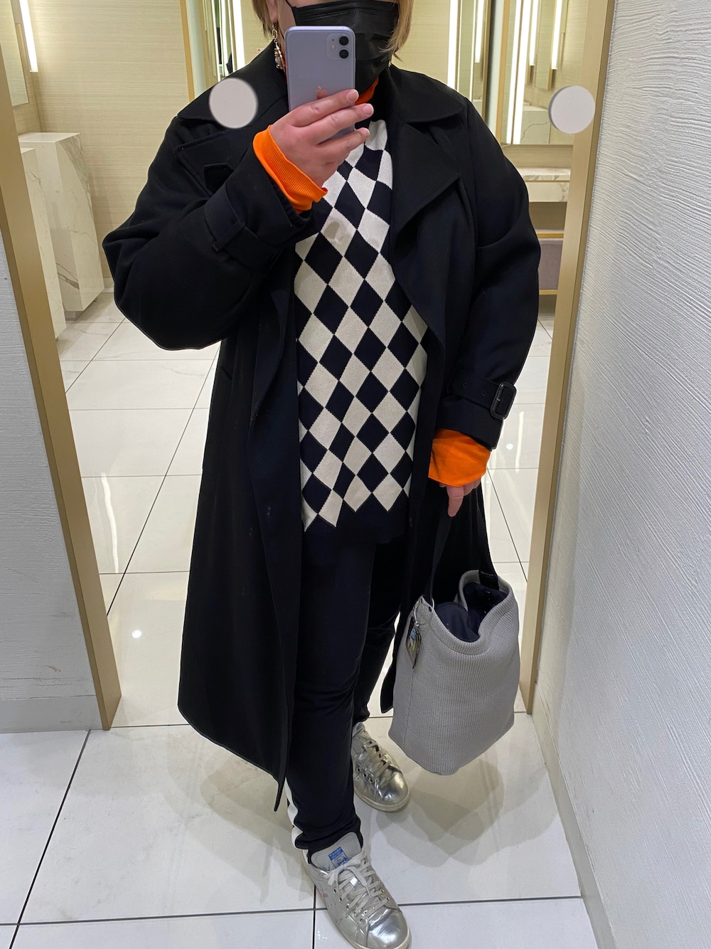 「私の推しブランド、シンプルコーデ、タートルネック、スウェットパンツ、サイドラインパンツ、きれいめカジュアル、ニット、チェック、チェック柄、ビビッドカラー、スニーカー、スタンスミス、ロングコート、プチプラ、GU」｜「MARW UNITED ARROWSの＜MARW UNITED ARROWS（マルゥ ユナイテッドアローズ）＞トレンチ コート†（トレンチコート、ブラック系）」を使った、agiさん（レディース・163cm）の冬コーディネートの1枚目の写真