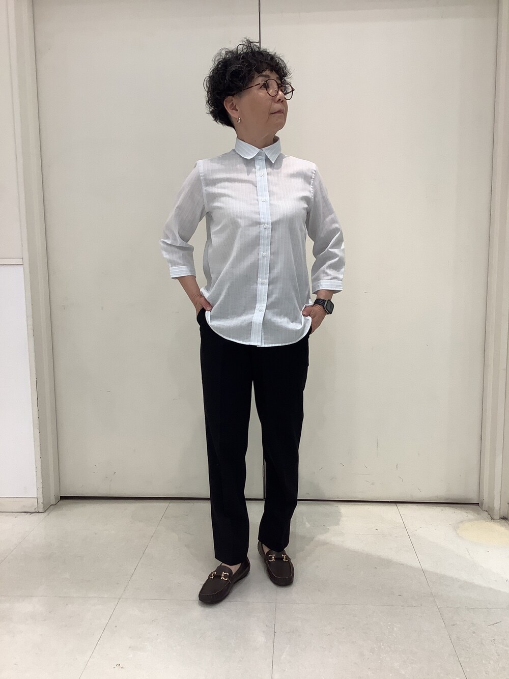 ブルー系のシャツ/ブラウスを着用したレディースの春コーディネートの1枚目の写真