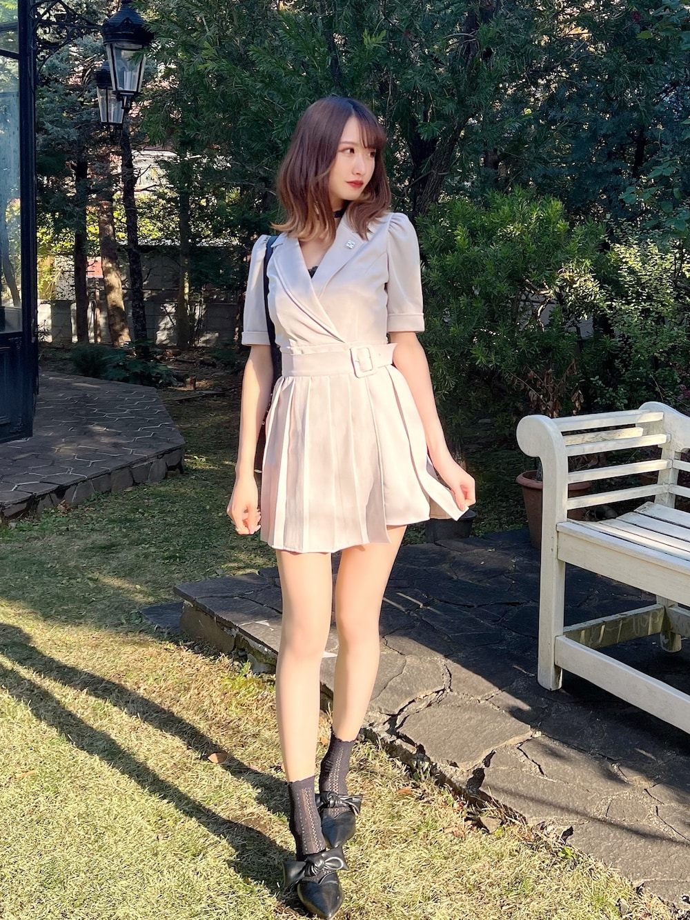 「オトナカジュアル、オトナ女子、春夏コーデ、大人コーデ、おでかけコーデ、休日スタイル、今日のコーデ、夏コーデ、ガーリーコーデ、フェミニン、淡色女子、ワンピーススタイル、ガーリー、ベージュ、骨格ウェーブ」｜「EATMEのプリーツラップワンピース（ワンピース、グレー系）」を使った、帆乃佳さん（レディース・164cm）の春コーディネートの1枚目の写真