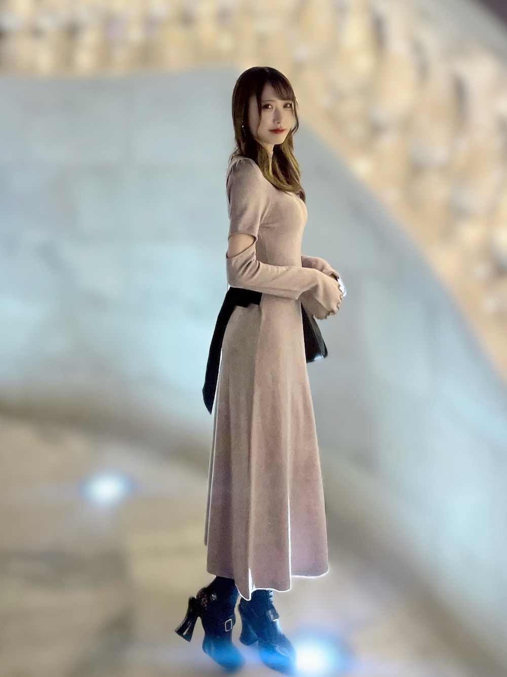 「新星WEARISTAにエントリー、クリスマスに着たい服、マイベストコーデ2023、秋冬コーデ、冬アウター、大人かわいい、シンプルスタイル、大人女子、キレイめコーデ、お出かけコーデ、ベージュ、高身長女子、ワンピース、淡色コーデ、骨格ウェーブ」｜「EATMEのスリングバックパンプス（パンプス、ブラック系）」を使った、帆乃佳さん（レディース・164cm）の冬コーディネートの1枚目の写真
