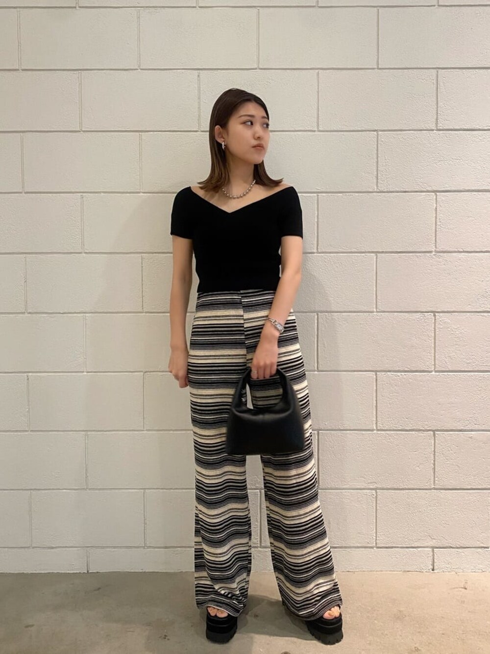 その他のその他パンツ、ブラック系のサンダル、ブラック系のニット/セーターを着用したレディースの夏コーディネートの1枚目の写真