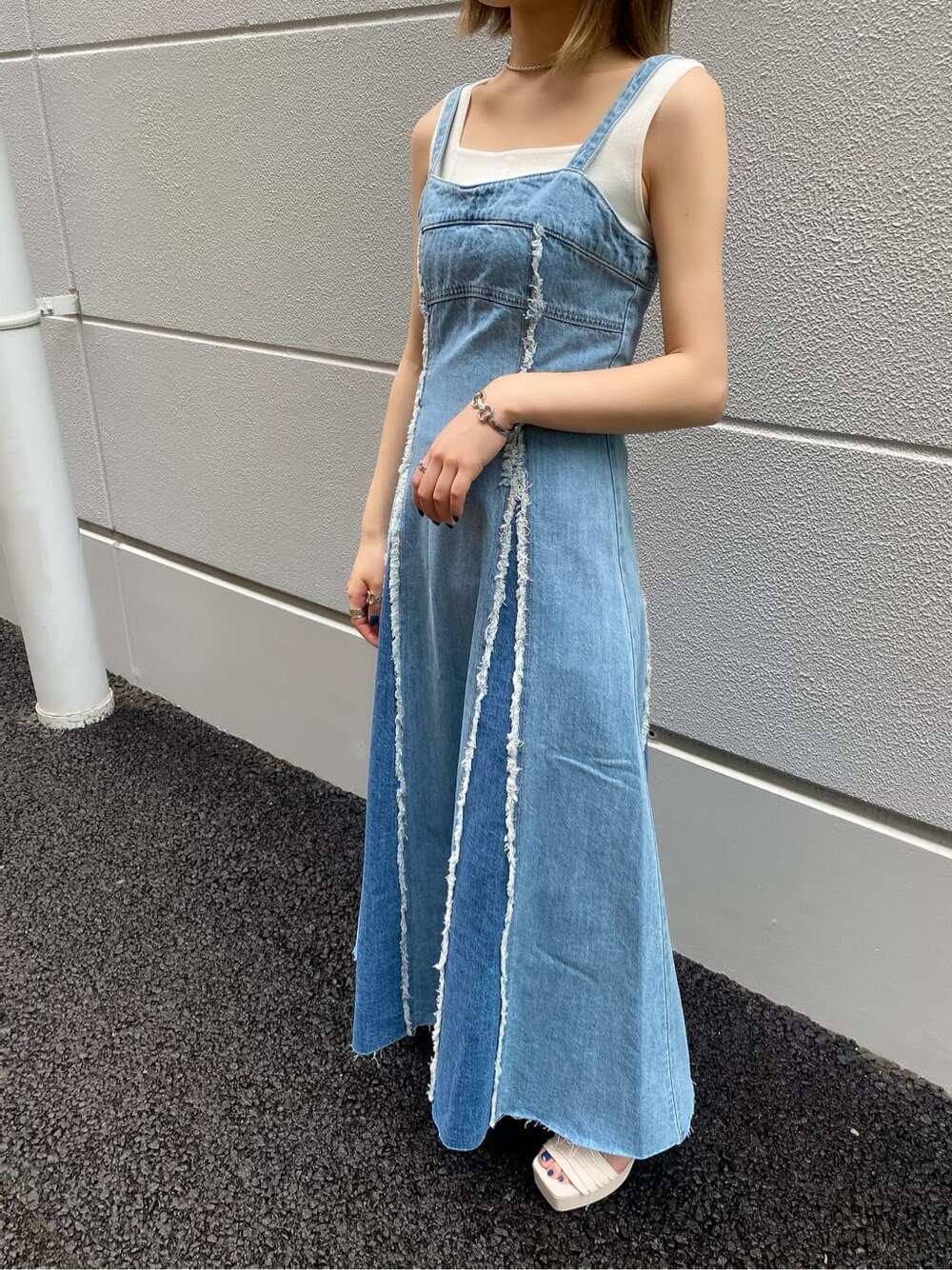 ホワイト系のタンクトップ、ブルー系のワンピース、ホワイト系のサンダルを着用したレディースの夏コーディネートの1枚目の写真