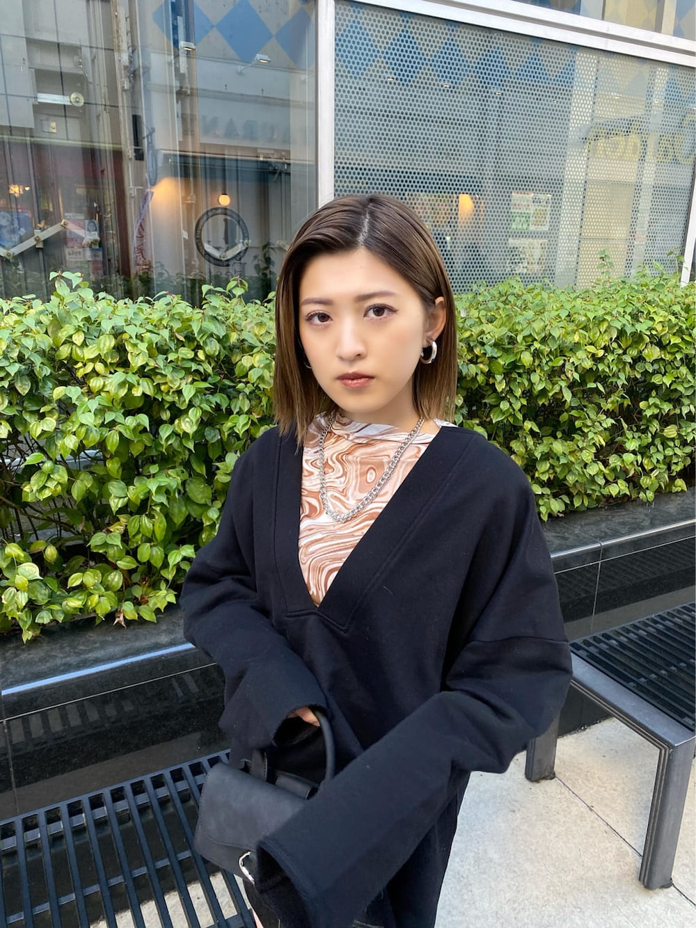 ブラック系のスカート、その他のTシャツ/カットソー、ブラック系のブーツを着用したレディースの冬コーディネートの1枚目の写真