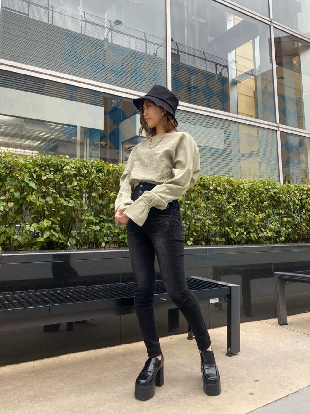 ブラック系のローファー、グリーン系のシャツ/ブラウス、ブラック系のデニムパンツを着用したレディースの冬コーディネートの1枚目の写真