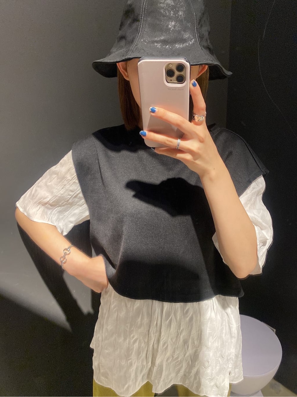 ブラック系のTシャツ/カットソー、イエロー系のその他パンツ、ホワイト系のサンダルを着用したレディースの夏コーディネートの1枚目の写真