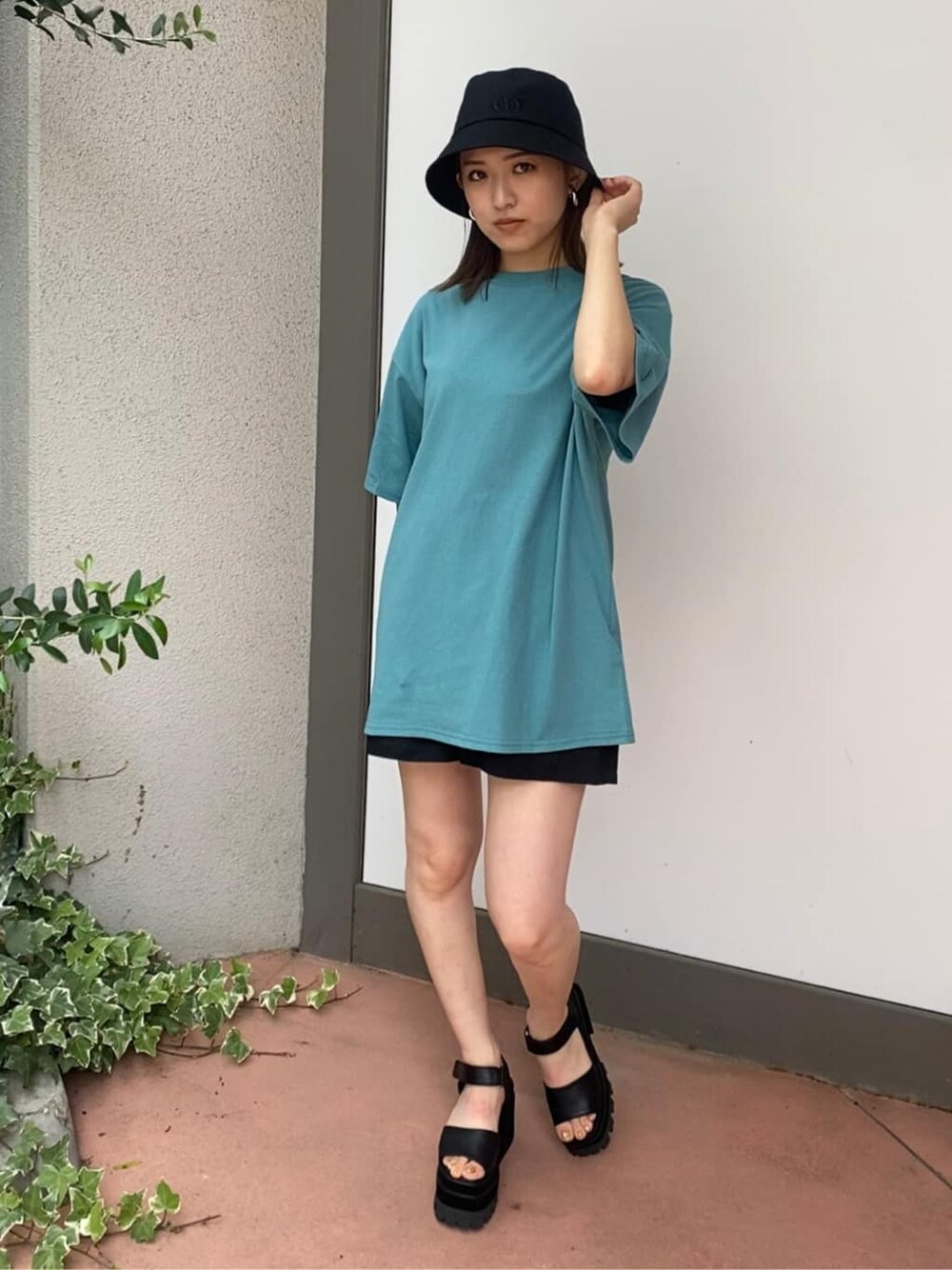 ブラック系のその他パンツ、ブルー系のTシャツ/カットソー、ブラック系のサンダルを着用したレディースの夏コーディネートの1枚目の写真