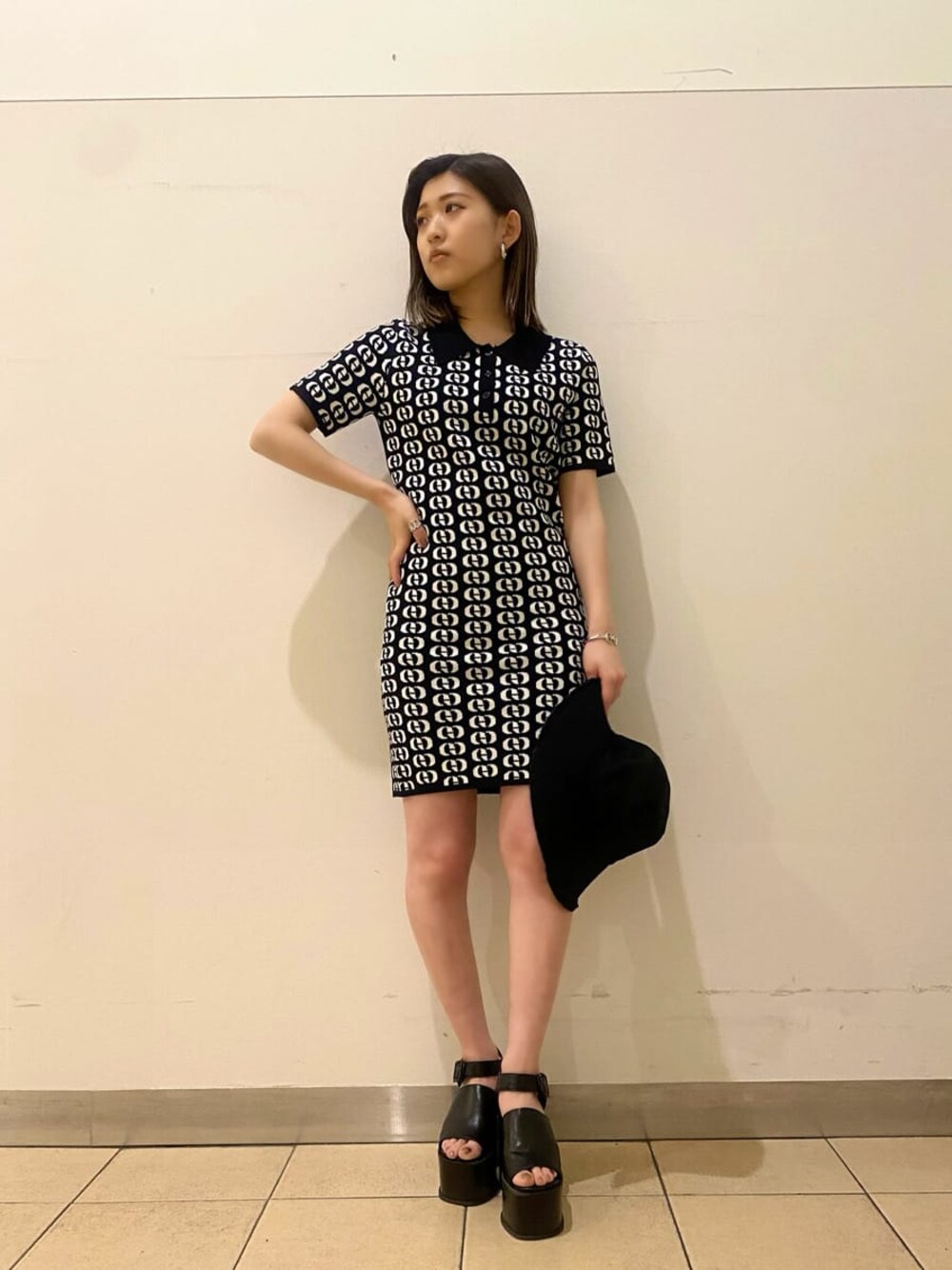 ブラック系のサンダル、その他のワンピース、ブラック系のハットを着用したレディースの春コーディネートの1枚目の写真