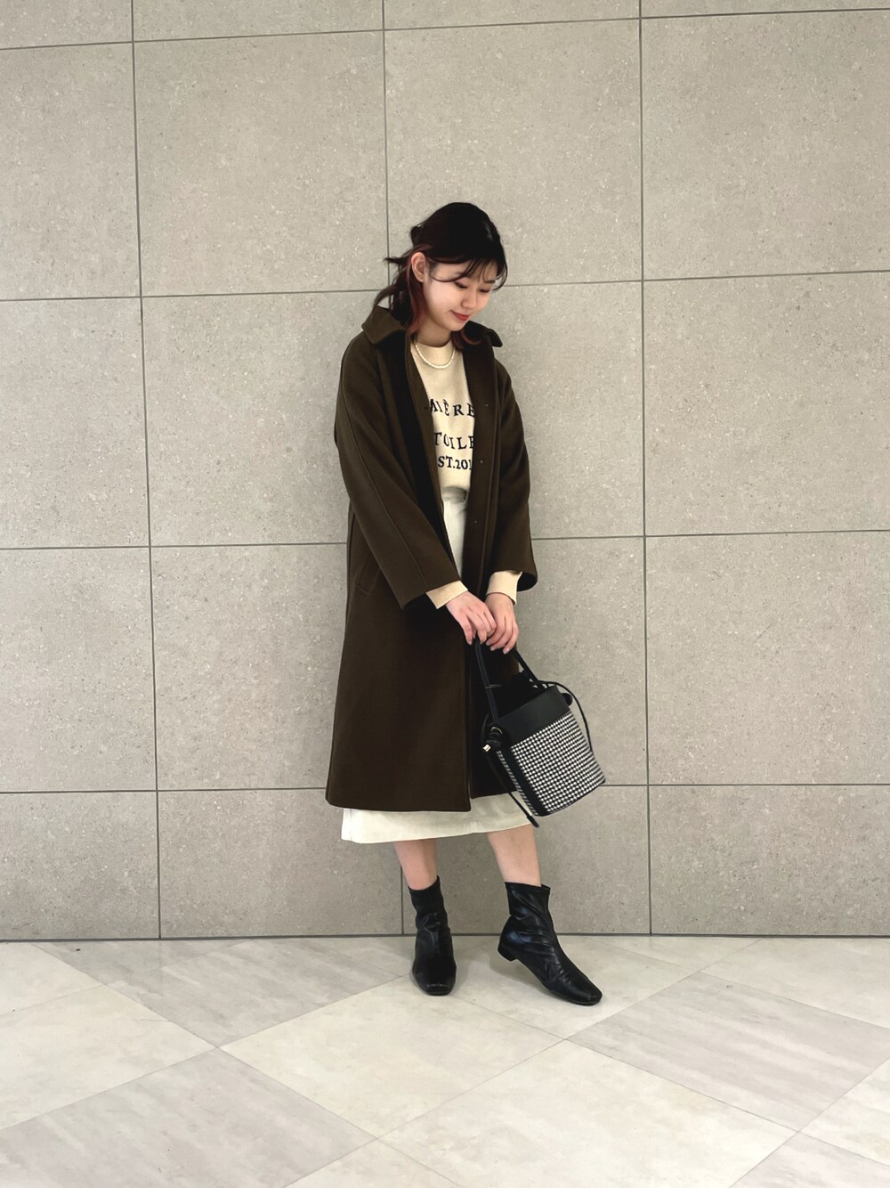 「冬のコーデ、オトナ女子、着回しコーデ、大人コーデ、ブーツ、オトナカワイイ、冬アウター、テチチ(Te chichi)、いいね返し、ニット、ロゴニット、ベージュ、モカシン」｜「Te chichiのバイカラーミニバック（ハンドバッグ、ブラック系）」を使った、salt*°さん（レディース・167cm）の冬コーディネートの1枚目の写真