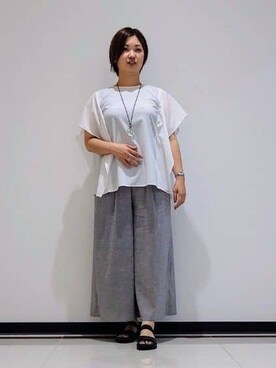 「INDIVI（インディヴィ）の【洗える／清涼感◎】ワイドフレアパンツ／スカーチョ（その他パンツ、グレー系）」を使った、gissyさん（レディース・161cm）の夏コーディネート