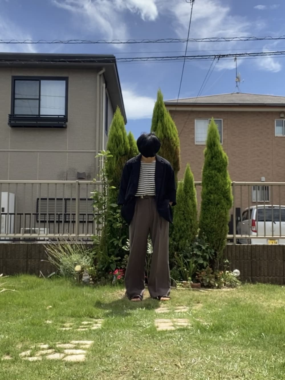 ブラック系のサンダル、ブラウン系のその他パンツ、ブラック系のTシャツ/カットソーを着用したメンズの夏コーディネートの1枚目の写真