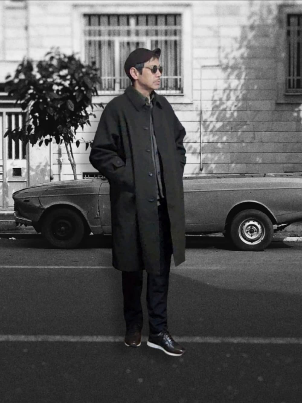 「JUNREDのアイテム（ステンカラーコート、ブラウン系）」を使った、⁡निरवाणさん（メンズ・181cm）の冬コーディネートの1枚目の写真