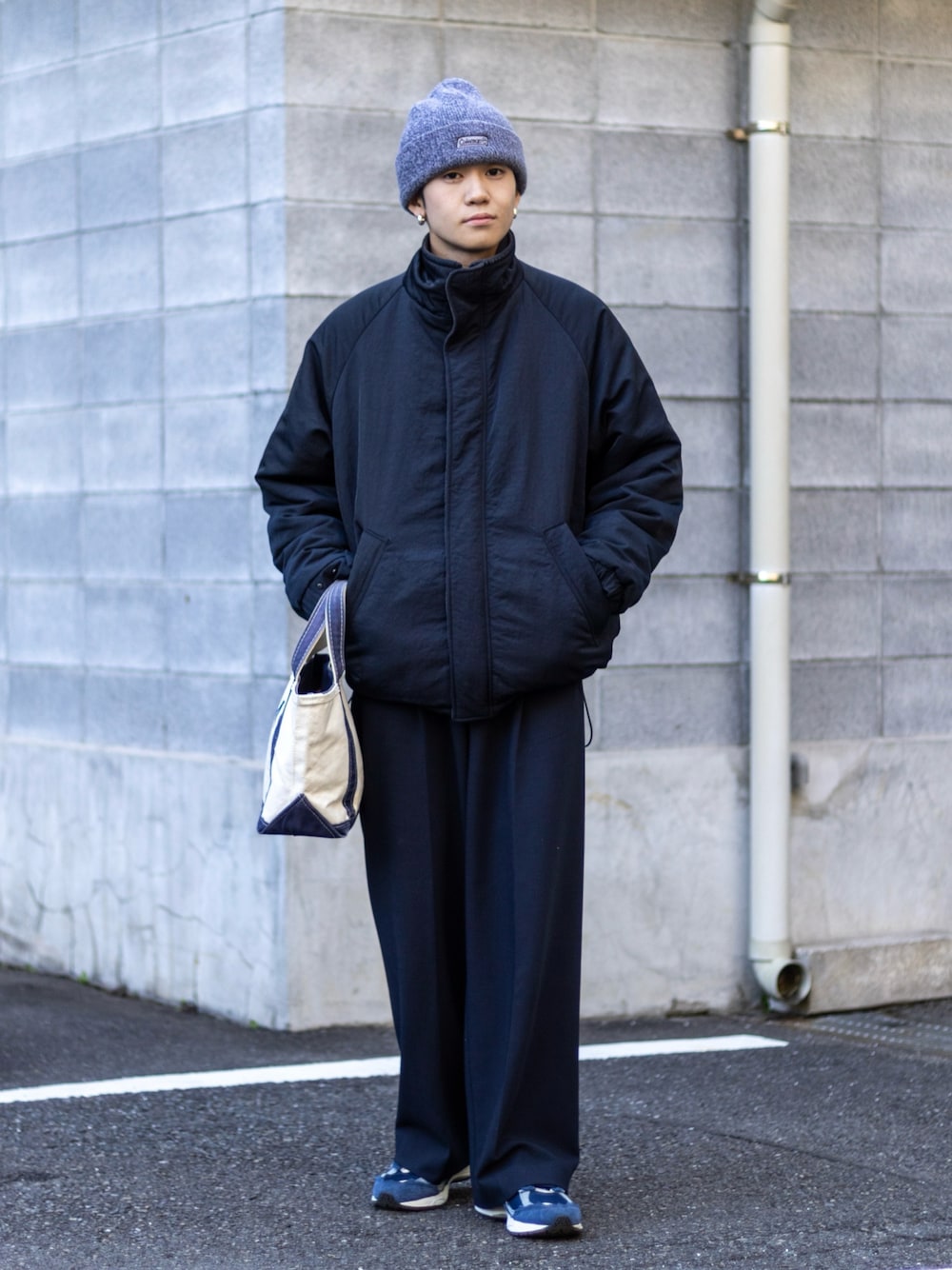「新星WEARISTAにエントリー、WEARyouthコーデ、今日のコスメと服、マイベストコーデ2023、スニーカー、ニット帽、クリスマスに着たい服、クリスマスコーデ、冬コーデ、お出かけコーデ、プチプラ、きれいめカジュアル、ワイドパンツ、ストリート、スラックス」｜「L.L.Beanのボート・アンド・トート・バッグ、オープン・トップ スモール（トートバッグ、ブルー系）」を使った、ともきさん（メンズ・168cm）の冬コーディネートの1枚目の写真
