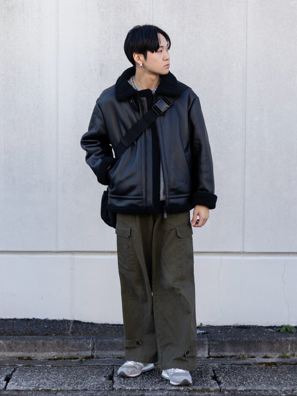 「今日のコスメと服、レザー、きれいめカジュアル、ワイドパンツ、ショルダーバッグ、ストリート、カーゴパンツ、冬コーデ、スニーカー、休日スタイル、お出かけコーデ、プチプラ、ムートンジャケット、韓国ファッション、GU」｜「EMMA CLOTHESのワイドストレートM-47ミリタリーカーゴパンツ EMMA CLOTHES（カーゴパンツ、グリーン系）」を使った、ともきさん（メンズ・168cm）の冬コーディネートの1枚目の写真