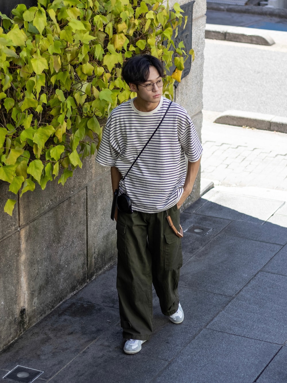 「休日スタイル、韓国ファッション、ミニバッグ、メガネ男子、カラー×コーデ、ボーダー、プチプラ、白スニーカー、ストリート、カーゴパンツ、きれいめカジュアル、スニーカー、ショルダーバッグ、夏コーデ、サングラス」｜「EMMA CLOTHESのワイドストレートM-47ミリタリーカーゴパンツ EMMA CLOTHES（カーゴパンツ、グリーン系）」を使った、ともきさん（メンズ・168cm）の夏コーディネートの1枚目の写真