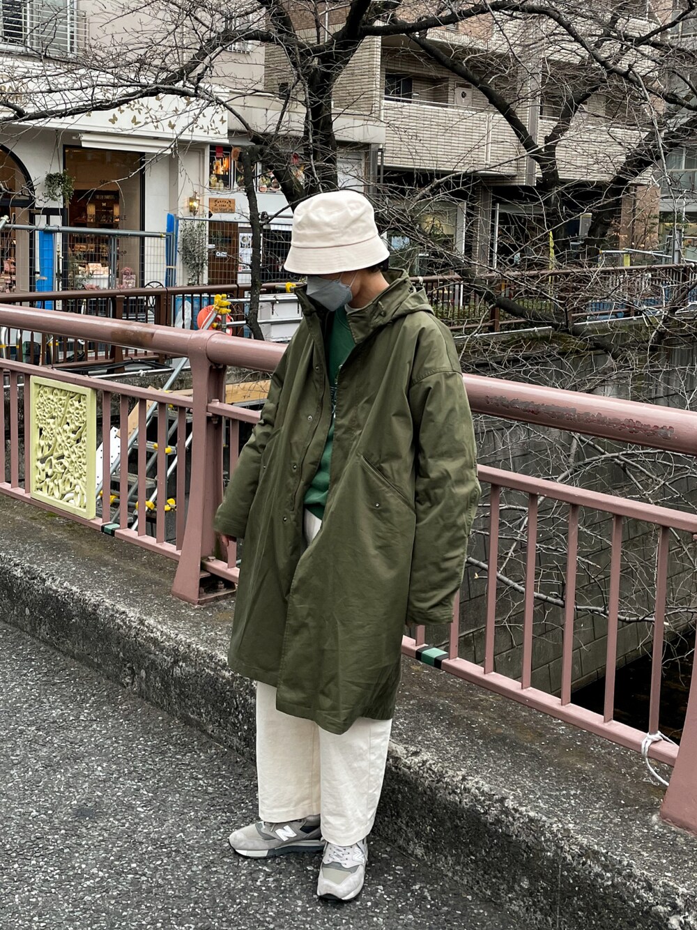 「春服デビュー宣言、ロゴスウェット、スウェット、春服みてみて、バケットハット、ミリタリー、モッズコート、スニーカー、厚底シューズ、ニューバランス、New Balance、春アウター、きれいめカジュアル、パステル映える春、ビッグシルエット」｜「BEAMSのアイテム（ハット、ホワイト系）」を使った、ともきさん（メンズ・168cm）の春コーディネートの1枚目の写真