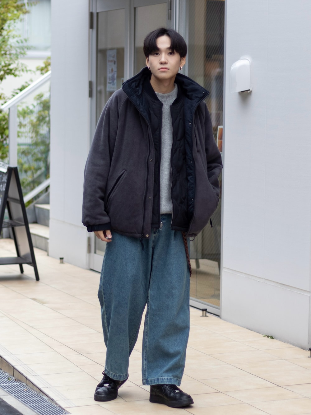 「ファッションを楽しもう、WEARyouthコーデ、スニーカー、きれいめカジュアル、冬コーデ、ストリート、キルティング、韓国ファッション、レイヤードスタイル、デニム、冬アウター、休日スタイル、フリース、シンプルコーデ、クリスマスに着たい服」｜「WETTEMPTの1 TUCK DENIM TROUSERS / ワンタックデニムトラウザー（デニムパンツ、ブルー系）」を使った、ともきさん（メンズ・168cm）の秋コーディネートの1枚目の写真